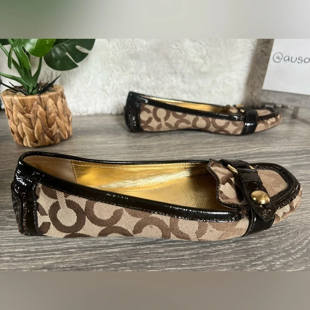 Coach Hellen 'C' logo driving buckle loafers in brown canvas/patent. Size 8.5